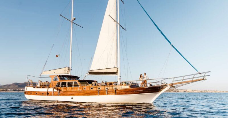 Cabo: Luxury Yacht Snorkel Cruise With Lunch and Open Bar - Inclusions and Amenities