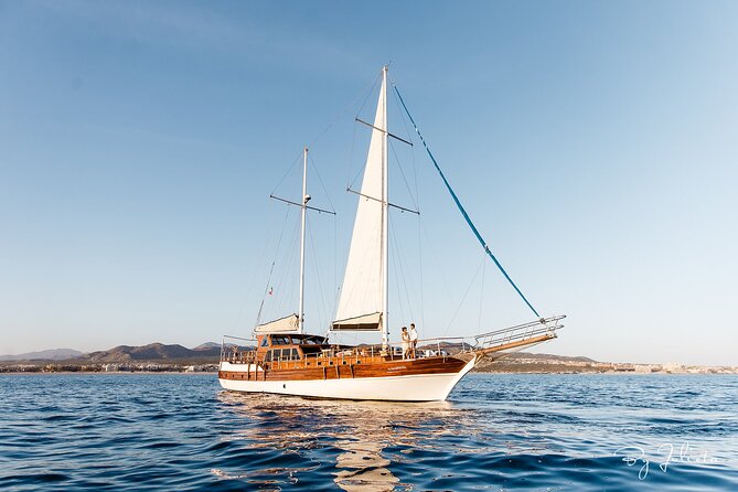 Cabo San Lucas Luxury Sailing Yacht and Dinner With a Chef - Skirting the Coastline at Dusk