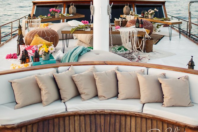 Cabo San Lucas Luxury Sailing Yacht and Dinner With a Chef - Welcome Cocktail and Antipasto Platter