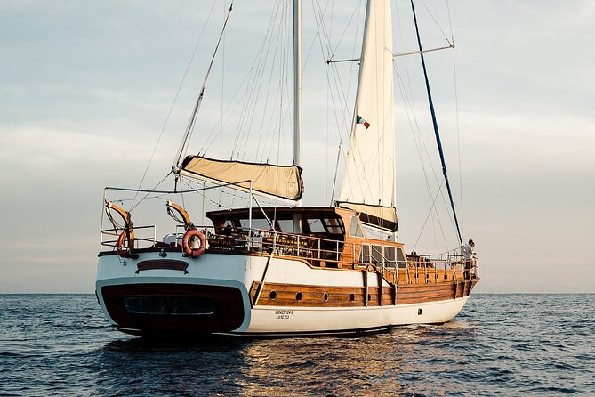 Cabo San Lucas Luxury Sailing Yacht and Dinner With a Chef - Premium Open Bar