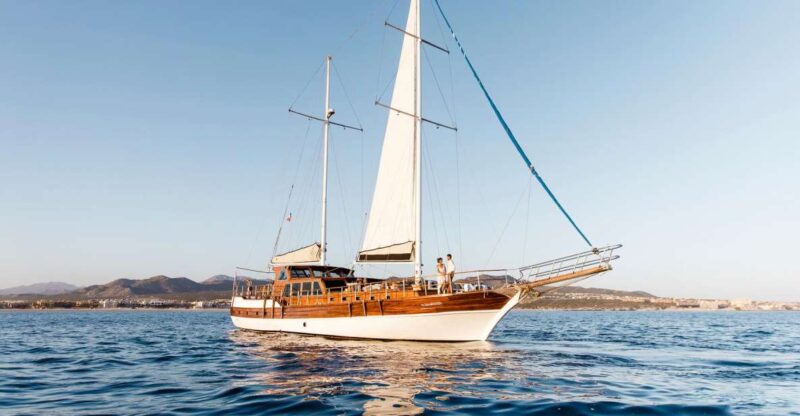Cabo San Lucas: Sunset Yacht Cruise W/Chef Dinner & Open Bar - Dining Experience