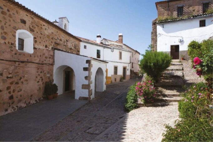 Cáceres: City Highlights Walking Tour With Local Guide - Explore Cáceres Heritage