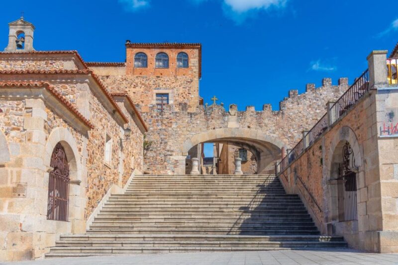 Cáceres: Guided Tour + Entrance to Monuments + Tasting - Key Points