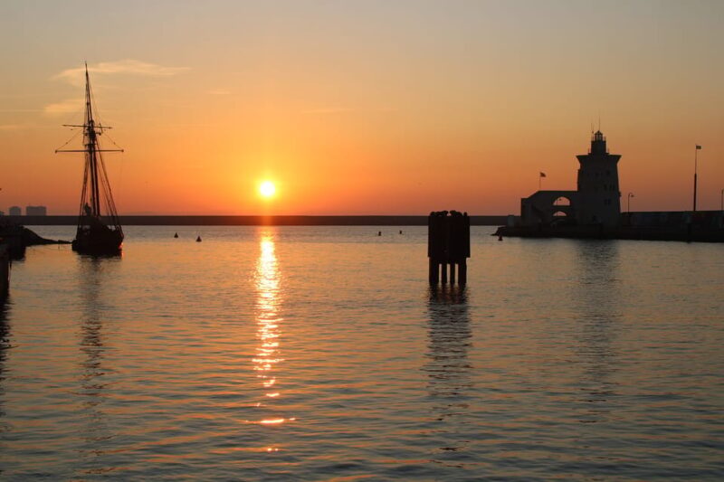 Cadiz: Exclusive Yacht Excursion to La Caleta or Pepa Bridge - Inclusions