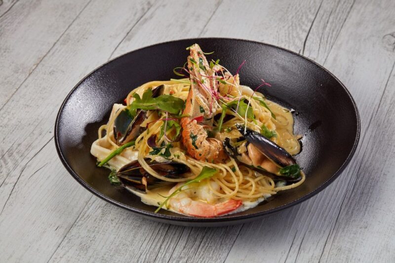 Cairns: Night at the Aquarium Guided Tour & 2 Course Dinner - Dining Experience at Dundees Restaurant