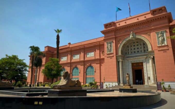 Cairo: Female Guided Tour to Egyptian Museum Private - Colossal Statues
