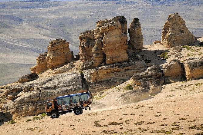 CALAFATE: Panoramic Tour: the Best Balconies of CALAFATE - Sightings of Soaring Condors