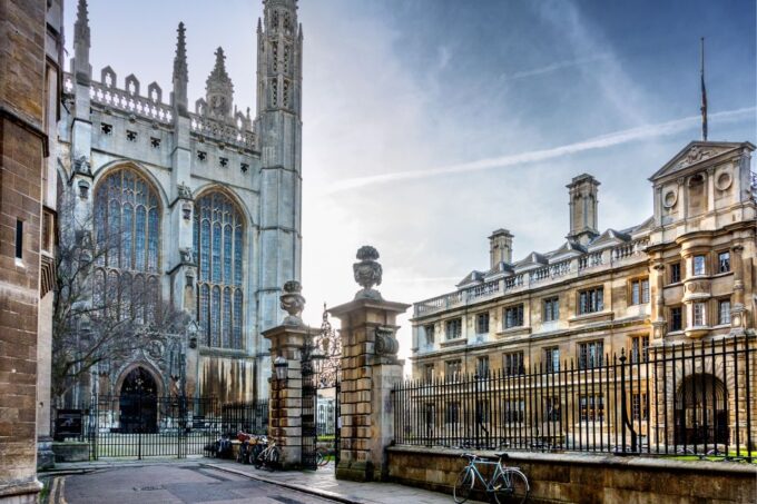 Cambridge: City Exploration Game and Tour - Navigating the City Independently