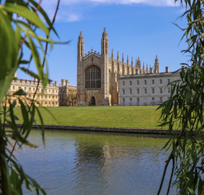 Cambridge: Private Chauffeured Punting Tour - The Traditional Punt on the River