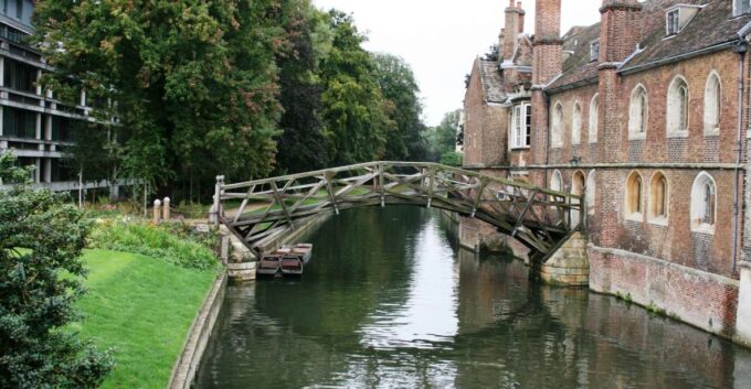 Cambridge: Self-Guided Highlights Scavenger Hunt and Tour - Walk Through the Tour