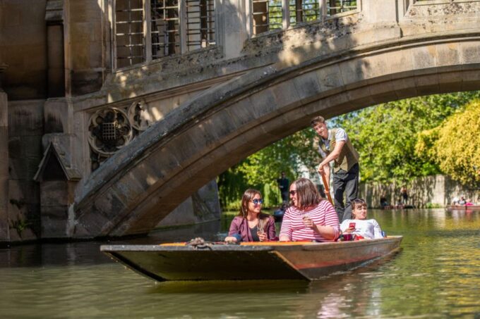 Cambridge Student-Guided Chinese Walking and English Punting - Knowledgeable Guides and Insights