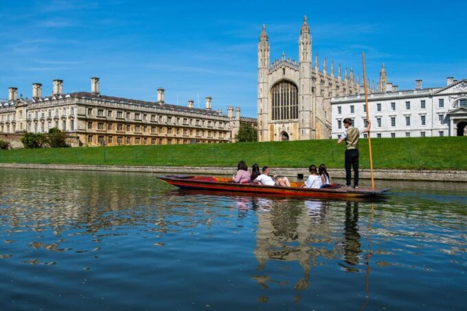 Cambridge Student-Guided Chinese Walking and English Punting - Unique Perspectives of Cambridge