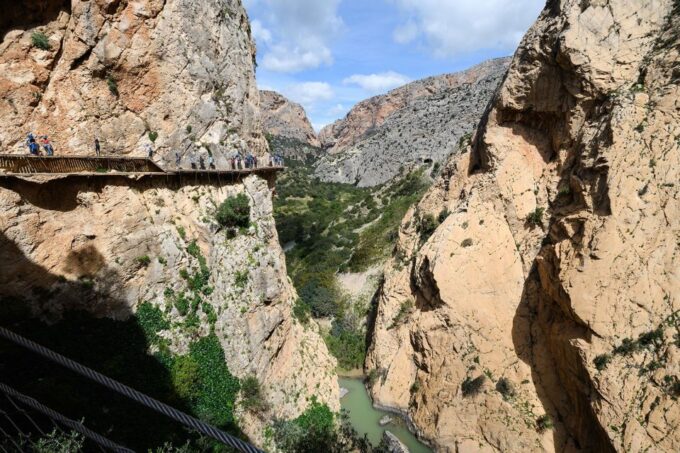 Caminito Del Rey: Guided Tour With 1 Drink and Shuttle Bus - Tour Itinerary and Activities