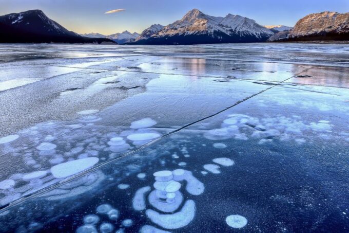 Canadian Rockies: Abraham Lake Ice Bubbles Helicopter Tour - Breakfast and Dining