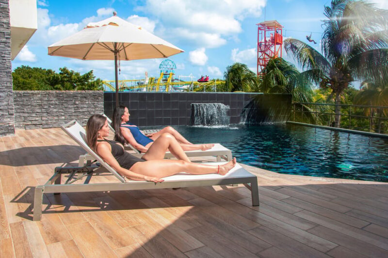Cancun: Dolphin Golden Experience + Water Park and Buffet - Buffet and Open Bar