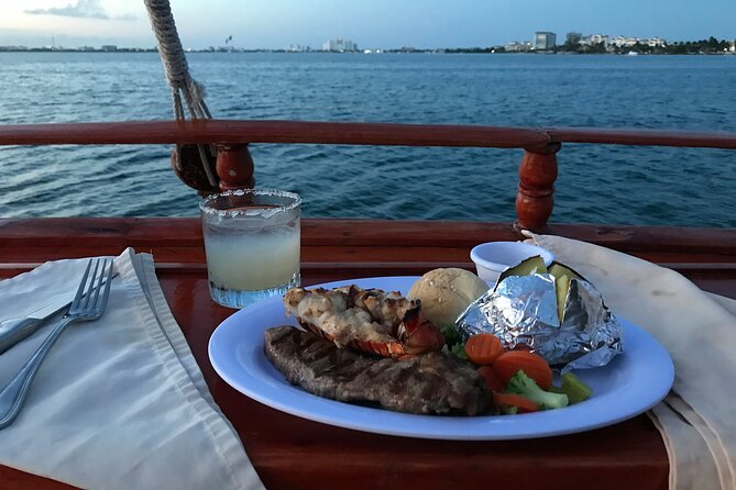 Cancun Lagoon Sunset Sailing Trip Aboard Classic Galeón With Dinner and Free Bar - Positive Guest Reviews