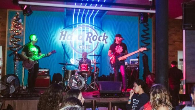 Cancún: Night-time Party Bus & Cocktails at Hard Rock Cafe - Language Options