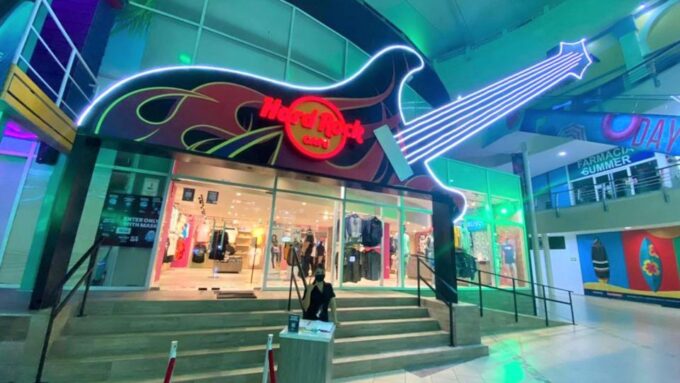 Cancún: Night-time Party Bus & Cocktails at Hard Rock Cafe - Age Restriction
