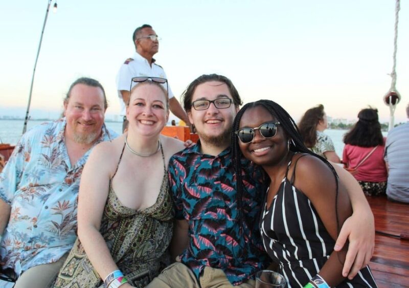 Cancun: Romantic Dinner Cruise With Open Bar and Live Music - Experience Highlights