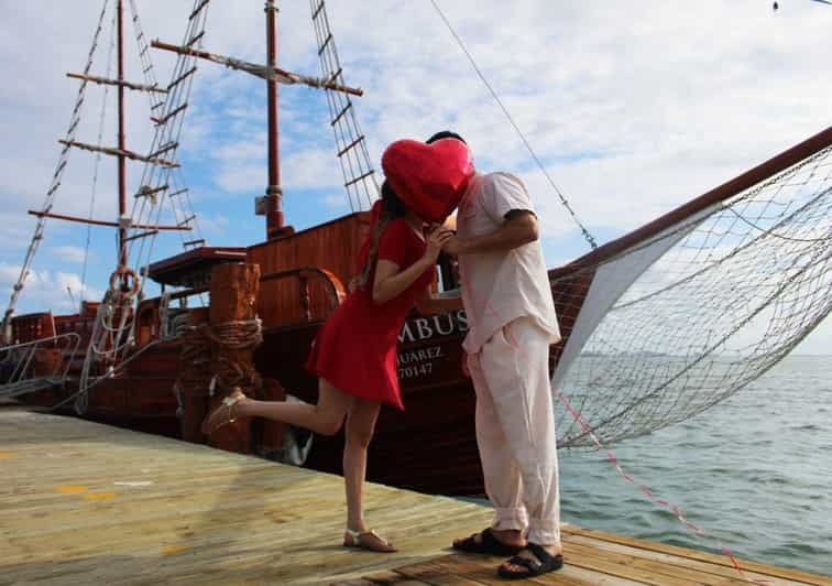 Cancun: Romantic Dinner on a Galleon in Nichupté Lagoon - Dress Code and Suitability