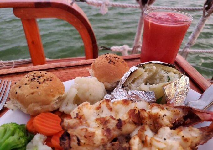 Cancun: Romantic Dinner on a Galleon in Nichupté Lagoon - Alcohol Service and Minors