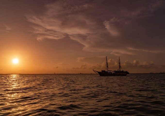 Cancun: Romantic Dinner on a Galleon With Sax Music & Drinks - Meeting Point and Arrival Time