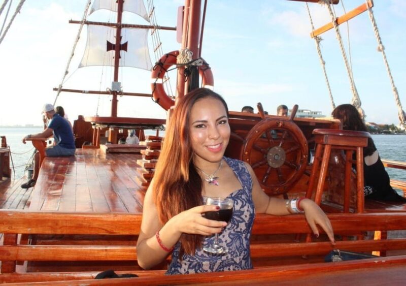 Cancun: Romantic Evening in Galleon With Dinner and Open Bar - Cruise Experience
