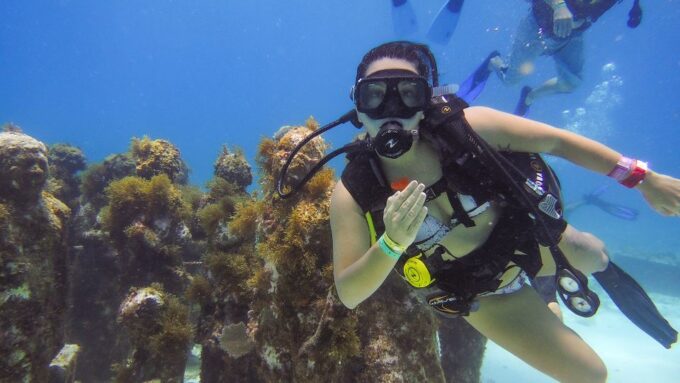 Cancún: Underwater Museum & Reef for Certified Scuba Divers - Explore the Underwater Museum