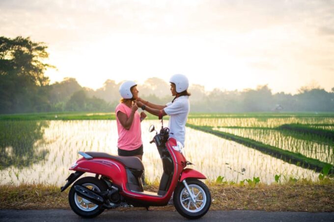 Canggu: Scooter Lesson With Professional Instructor - Instructor Attire
