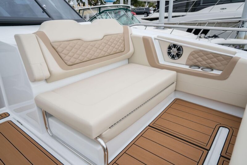 Cannigione: Aquila 36 Catamaran Daycruiser Rental - Key Points