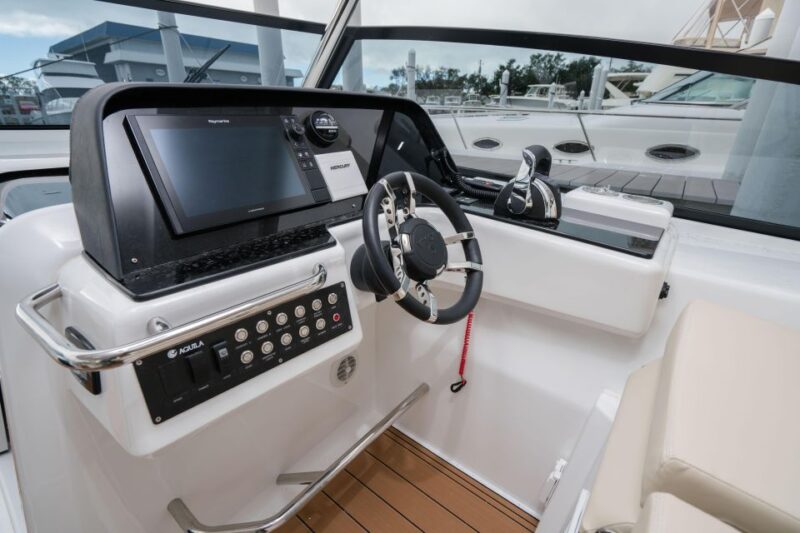 Cannigione: Aquila 36 Catamaran Daycruiser Rental - Onboard Amenities
