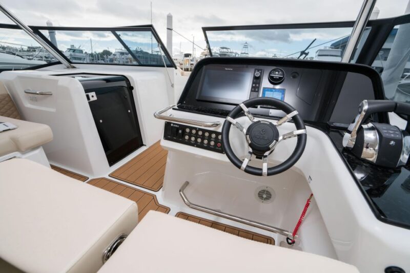 Cannigione: Aquila 36 Catamaran Daycruiser Rental - Relax on the Deck