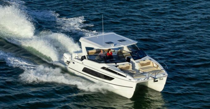 Cannigione: Aquila 36 Catamaran Daycruiser Rental - Access to the Water