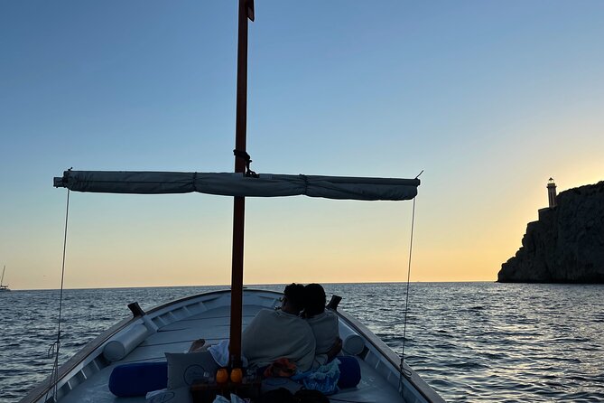 Capri Boat Tour in 3 Hours - Capris Picturesque Coastline
