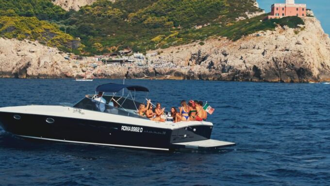 Capri Positano and Amalfi Boat Tour: Free Bar and Aperitizer - Onboard Experience