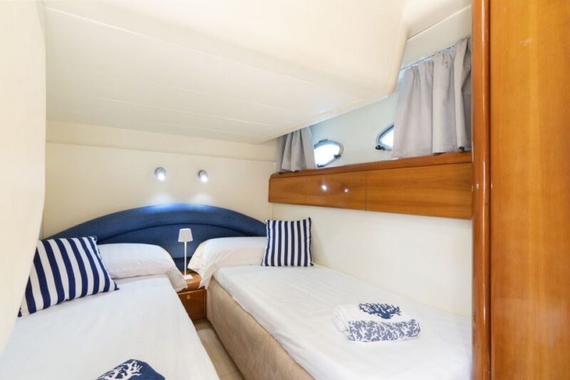 Capri: Tour on a Yacht and Visit to the Grotto - Onboard Amenities