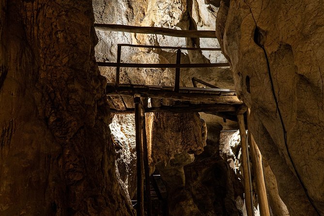 Capricorn Caves Cathedral Cave Tour - Ambient Temperature and Accessibility