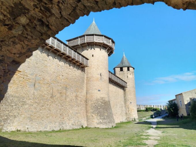 Carcassonne: Private Guided Tour With Castle Entry Ticket - Discovering Château Comtal