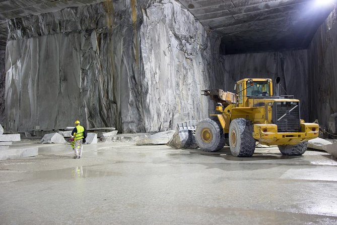 Carrara: Exclusive Marble Cave Tour Adventure in a 4x4 - Exploring the Surreal Landscapes