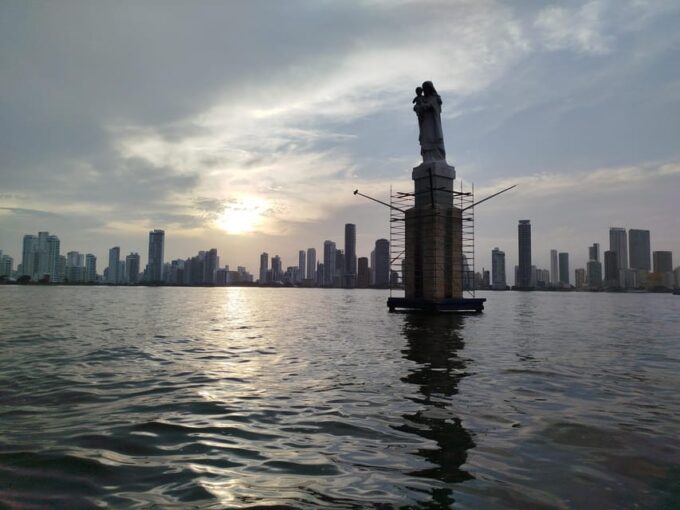 Cartagena: 3hr VIP Sunset Baytour Open Bar,Snack and Club - Music and Dancing