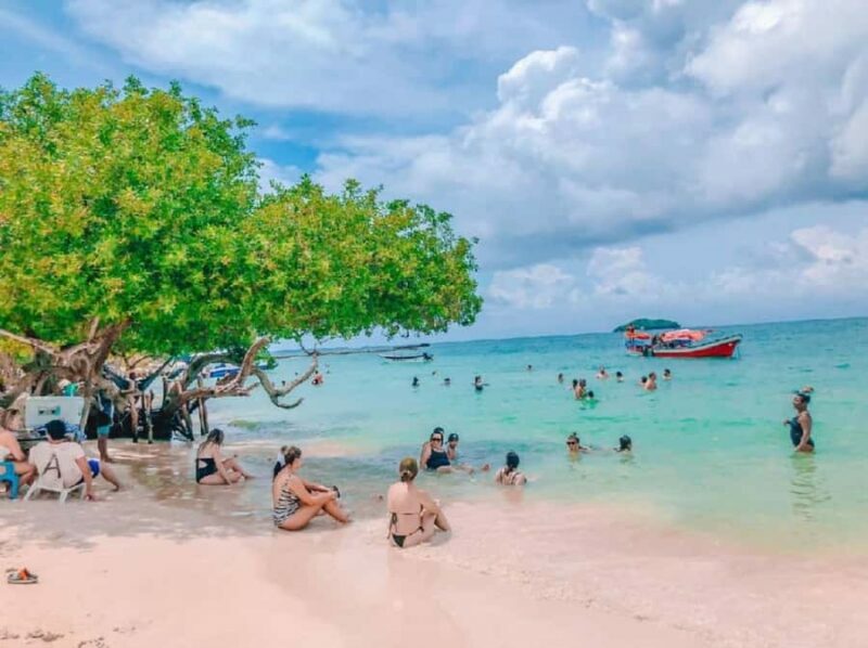 Cartagena: 5 ISLANDS by speedboat with SNORKELING & LUNCH - Food & Drinks