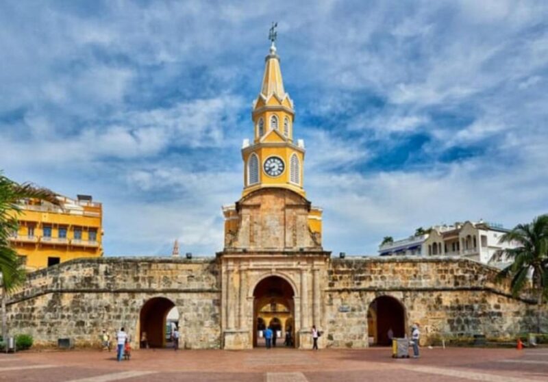 Cartagena: BILINGUAL CITYTOUR + SAN FELIPE CASTLE & Old City - Key Points