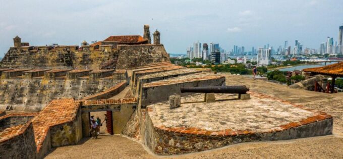 Cartagena: BILINGUAL CITYTOUR + SAN FELIPE CASTLE & Old City - Scenic Drive on Chiva Bus