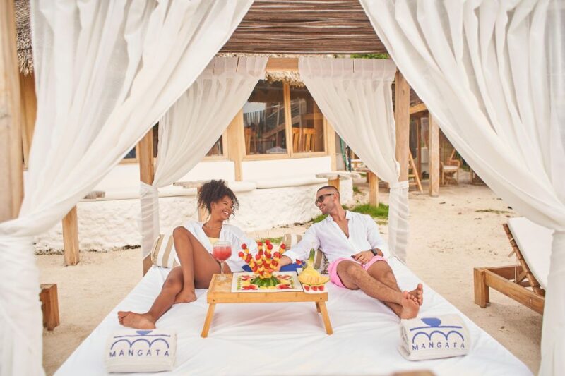 Cartagena: Day Pass Mangata Luxury Beach With Lunch and Dj - Key Points