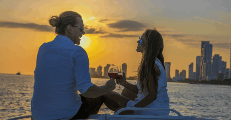 Cartagena: Dinner on a Boat While You Sail Through the Bay - Itinerary and Activities