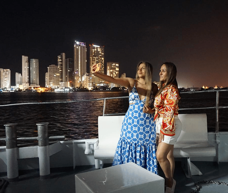Cartagena: Dinner on a Boat While You Sail Through the Bay - Customer Feedback