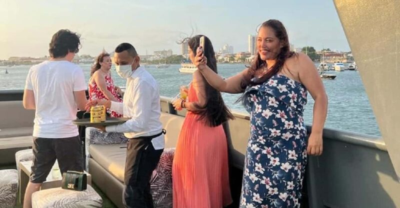 Cartagena: EXCLUSIVE SUNSET ON YACHT IN THE BAY WITH LIQUOR - Inclusions and Exclusions