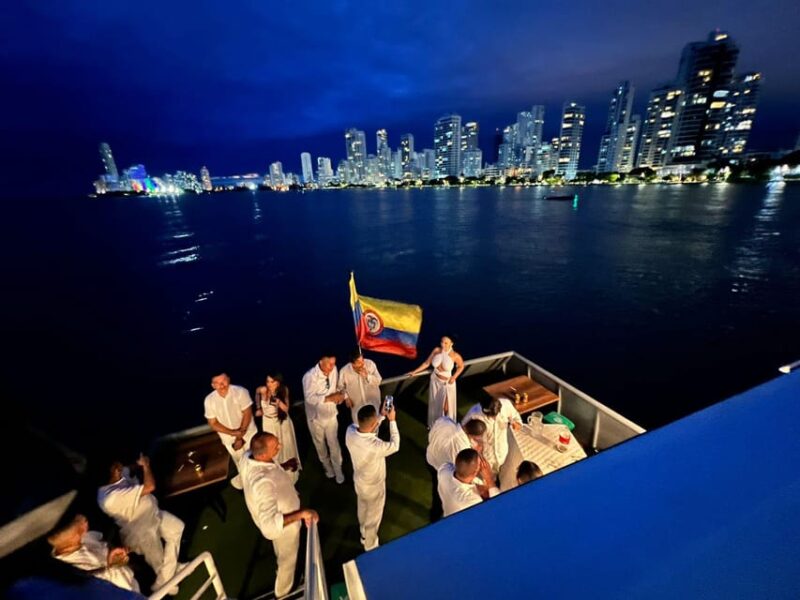 Cartagena: EXCLUSIVE SUNSET ON YACHT IN THE BAY WITH LIQUOR - Language Support