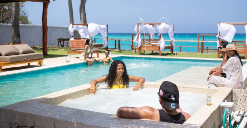 Cartagena: Full Day of Relaxation at a Beach Club + Lunch - Key Points