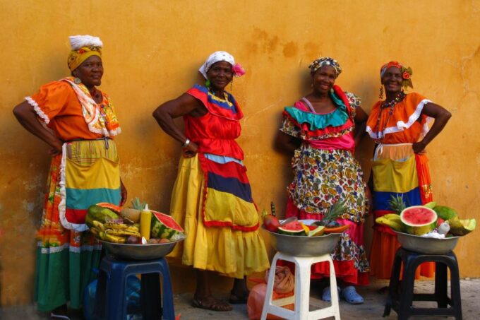 Cartagena: Old City Guided Walking Tour - Explore Beautiful Old Buildings